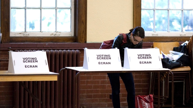 Uma mulher durante o exercício de voto em Toronto, nesta foto de arquivo. (Chris Young / The Canadian Press)