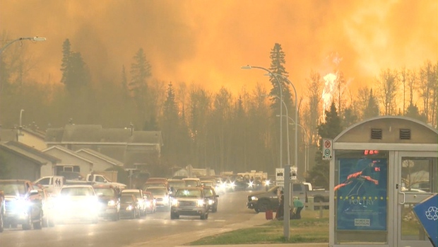 INCÊNDIO DE ALBERTA CHEGA À FRONTEIRA DE SASKATCHEWAN
