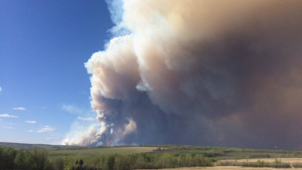 Um pequeno incêndio florestal perto de Fort St. John, B.C., fundiu-se com um outro maior na quinta-feira. (Trevor Matheson / Twitter)