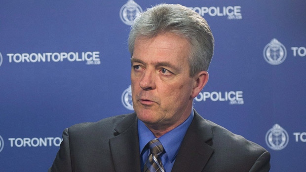 O Staff Insp. da polícia de Toronto, Greg McLane, diz que o aumento da criminalidade com arma é em parte devido aos criminosos que transportam as armas em vez de armazená-las para uso posterior. (CBC) (Nathan Denette/Canadian Press)