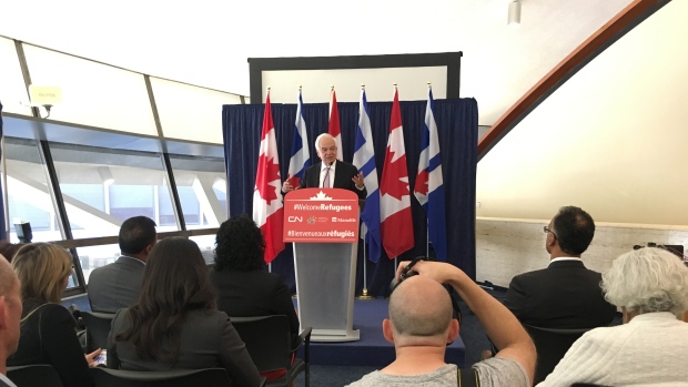 O ministro da Imigração John McCallum agradece às empresas privadas por ajudarem a reassentar refugiados sírios em Toronto. (Susan Goodspeed / CBC)