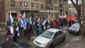 Centenas de pessoas caminham à chuva em Montreal para apelar ao fim da austeridade e pedir um aumento no salário mínimo.