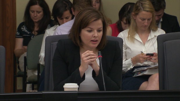 Laura Miller, a vice-chefe, que passou a trabalhar no escritório de Christy Clark, foi acusada de abuso de confiança. Ela é uma das duas pessoas acusadas no escândalo de fábrica de gás.