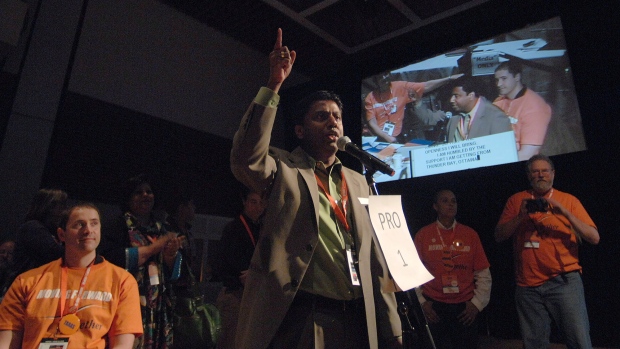 Neethan Shan aborda a multidão na convenção do NDP do Ontário, no Centro de Convenções de Hamilton, em Hamilton, Ontário - 14 de abril de 2012. (The Canadian Press / Sheryl Nadler)