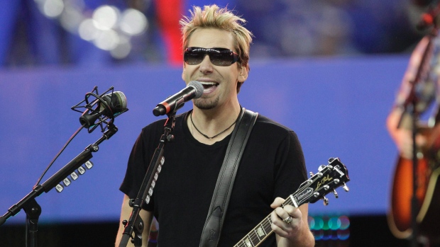 Nesta foto de arquivo de 24 de novembro de 2011, o vocalista dos Nickelback, Chad Kroeger, e a sua banda atuam durante o intervalo de um jogo de futebol da NFL entre os Detroit Lions e os Green Bay Packers em Detroit. (AP Photo/Carlos Osorio, Arquivo)