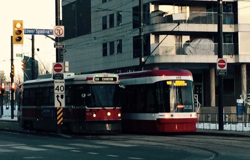 Um elétrico antigo e um novo elétrico circulam em direções opostas no Queen’s Quay, a leste da Lower Spadina Avenue. 680 NEWS / Diana Pereira