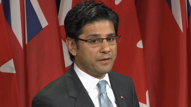 O líder da casa do governo Yasir Naqvi diz que a proposta de subsídio por voto será reduzida anualmente e revista pela província depois de cinco anos, para ver se ainda é necessário. (CBC)