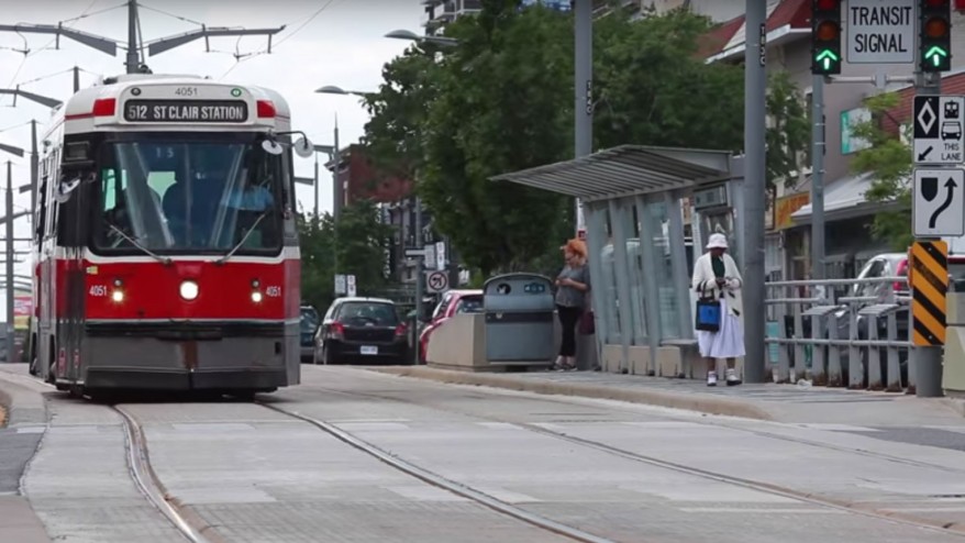 Um elétrico 512 circula na St. Clair. Imagem fixa através de vídeo da TTC.