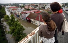 DOIS MORTOS E 2.000 DESALOJADOS DEVIDO A INUNDAÇÕES NA ROMÉNIA