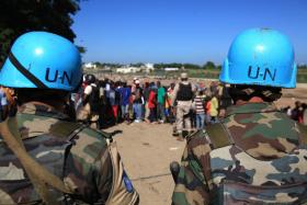 HUMAN RIGHTS WATCH ACUSA CAPACETES AZUIS DO CONGO DE MATAREM 18 PESSOAS