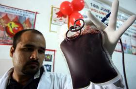 MAIS DE 2.000 INDIANOS INFETADOS COM VIH POR TRANSFUSÕES DE SANGUE
