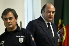 EX-PRESIDENTE DO BENFICA VALE E AZEVEDO É LIBERTADO NA TERÇA-FEIRA