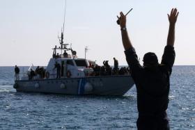 BARCO COM CENTENAS DE PESSOAS NAUFRAGOU NA ILHA GREGA DE CRETA