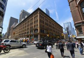 HOMEM MASCARADO DETIDO PELA POLÍCIA EM TORONTO E UNIVERSIDADE ENCERRADA