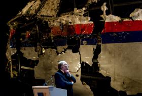 DIVULGADA IMAGEM DE FRAGMENTO DE MÍSSIL ENCONTRADO NO LOCAL DA QUEDA DO VOO MH17