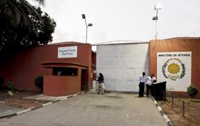 FAMILIARES, AMIGOS E ADVOGADOS À PORTA DE CADEIA DE LUANDA AGUARDANDO LIBERTAÇÃO DOS ATIVISTAS