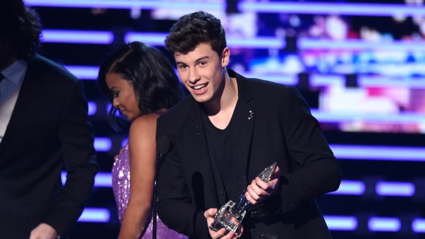Shawn Mendes, visto aqui nos Juno Awards, divulgou um vídeo no Snapchat para negar rumores de que ele é gay. (Chris Pizzello/Associated Press)
