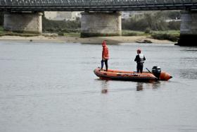BOMBEIROS PROCURAM CRIANÇA NO RIO CÁVADO, MÃE FOI RESGATADA COM VIDA
