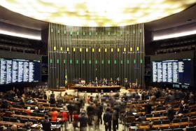 DEPUTADOS BRASILEIROS APROVAM AUMENTOS SALARIAIS PARA FUNCIONÁRIOS PÚBLICOS