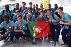 SELEÇÃO DE SUB-17 HOMENAGEADA POR OCASIÃO DO PORTUGAL-ESTÓNIA