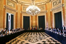 GOVERNANTES VIAJAM DE AUTOCARRO ELÉTRICO ATÉ CONSELHO DE MINISTROS NA ARRÁBIDA