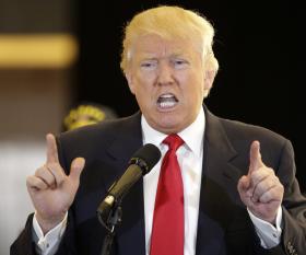 MANIFESTANTES AGRIDEM APOIANTES DE TRUMP E QUEIMAM BANDEIRA DOS EUA NA CALIFÓRNIA