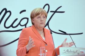MERKEL É A MULHER MAIS PODEROSA, MAS HILLARY AMEAÇA O SEU REINADO – FORBES