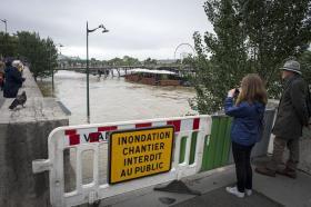 RIO SENA, EM PARIS, DEVE ATINGIR MÁXIMOS DE CHEIA DE 34 ANOS