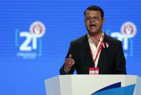 PS/CONGRESSO: ABRAÇO ENVIADO POR DANIEL ADRIÃO A SÓCRATES RECEBIDO COM APLAUSOS