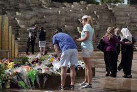 AMIGOS E FÃS PRESTAM HOMENAGEM A MUHAMMAD ALI JUNTO À CASA DA FAMÍLIA