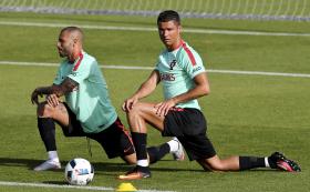 EURO2016: FERNANDO SANTOS NÃO DESCARTA QUARESMA E ‘RECOMENDA’ RONALDO