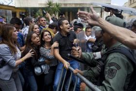 MILITARES E CHAVISTAS AGREDIRAM OPOSITORES JUNTO A CONSELHO NACIONAL ELEITORAL DA VENEZUELA