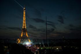TORRE EIFFEL ILUMINADA COM CORES DO ARCO-ÍRIS EM HOMENAGEM A VÍTIMAS DE ORLANDO