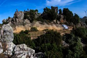 THIERRY NEUVILLE VENCE RALI DA SARDENHA, OGIER MAIS LÍDER