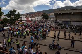 TRÊS MORTOS EM PROTESTO POR FALTA DE ALIMENTOS NA VENEZUELA