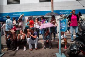 QUASE UM MILHAR DE DETIDOS POR PERNOITAREM JUNTO DE SUPERMERCADOS NA VENEZUELA