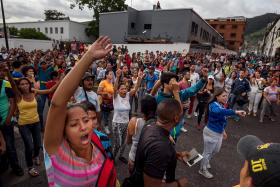 TRÊS MORTOS EM PROTESTO POR FALTA DE ALIMENTOS NA VENEZUELA