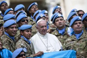 PAPA PEDE SOLIDARIEDADE PERANTE INDIFERENÇA QUE CAUSA “CEGUEIRA E SURDEZ”