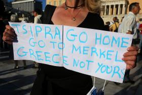 CERCA DE 7.000 MANIFESTANTES EM ATENAS PEDEM A DEMISSÃO DE TSIPRAS