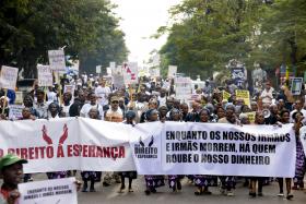 CENTENAS DE PESSOAS NAS RUAS DE MAPUTO CONTRA SITUAÇÃO POLÍTICA E ECONÓMICA EM MOÇAMBIQUE