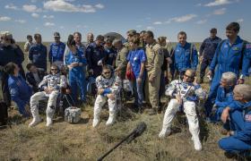 TRÊS ASTRONAUTAS REGRESSAM APÓS SEIS MESES NO ESPAÇO