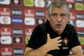 EURO2016: FERNANDO SANTOS LAMENTA “GALO”, MAS ACREDITA QUE SÓ VOLTA A PORTUGAL NO DIA 11