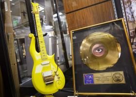 GUITARRA DE PRINCE E CABELO DE DAVID BOWIE VENDIDOS POR MAIS DE 150.000 DÓLARES