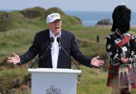 DONALD TRUMP APUPADO NA ESCÓCIA DURANTE VISITA A CAMPO DE GOLFE