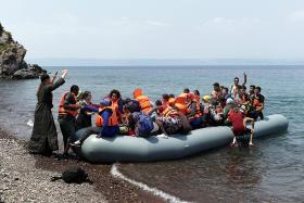MIGRAÇÕES: GNR EM MISSÃO NA GRÉCIA RESGATE 54 MIGRANTES NO MAR EGEU