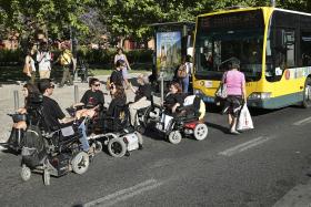 SETE UTILIZADORES DE CADEIRAS DE RODAS IMPEDEM AUTOCARRO DA CARRIS DE SEGUIR PERCURSO