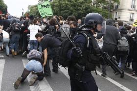 14.000 MANIFESTANTES EM PARIS, SEGUNDO A POLÍCIA, 55.000, DIZEM SINDICATOS