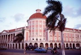 DIVISAS NOS BANCOS ANGOLANOS CAÍRAM 75% NA ÚLTIMA SEMANA PARA 56MEURO