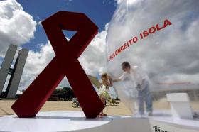 VIH APARECEU HÁ 35 ANOS COMO UMA RARA FORMA DE PNEUMONIA EM HOMOSSEXUAIS