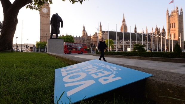 Um cartaz de “Vote Remain” esquecido na Praça do Parlamento, em Londres. (Stefan Rousseau/PA via AP, Arquivo)